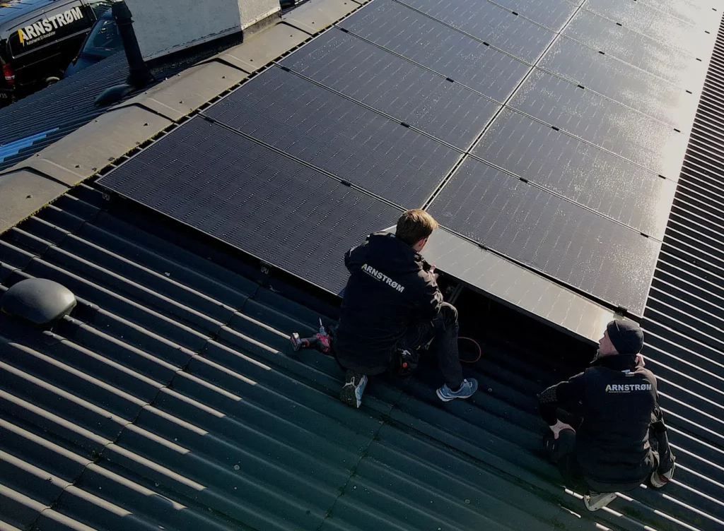 Arnstrøm montører på taget af et hus for at montere solcelleanlæg